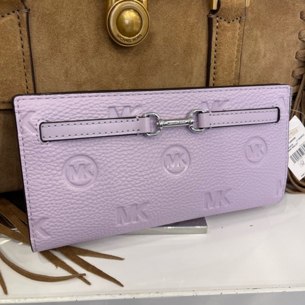 MICHAEL KORS Carson Large Logo Debossed Snap Wallet
Light Quartz
NWT